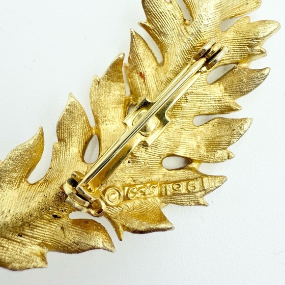 Vintage Signed CORO 1961 Goldtone Textured LEAF Pin Brooch - Picture 5 of 7